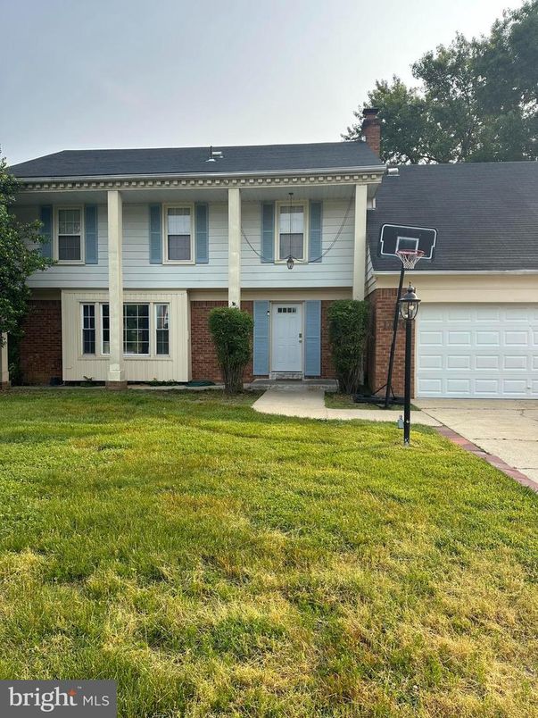 Attached, Exterior, Facade, Brick Facade, Raised Ranch