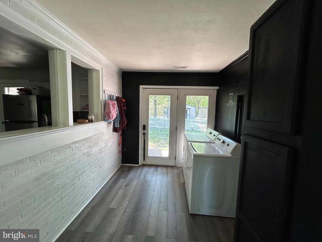 Interior, Washer, Wood Texture Flooring