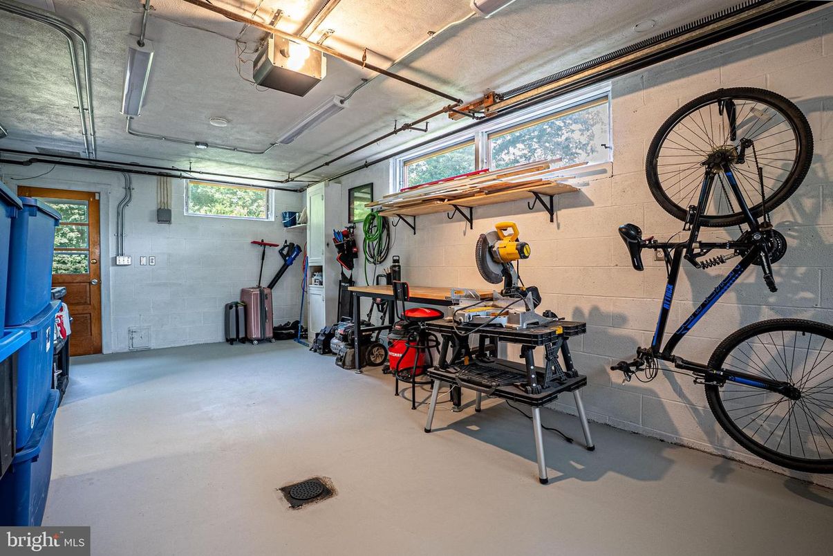 Garage, Interior