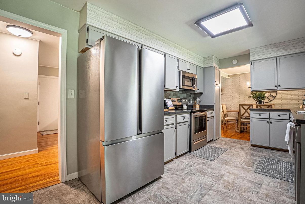 Dining room, Interior, Kitchen, Stainless Steel Appliances, Wood Texture Flooring