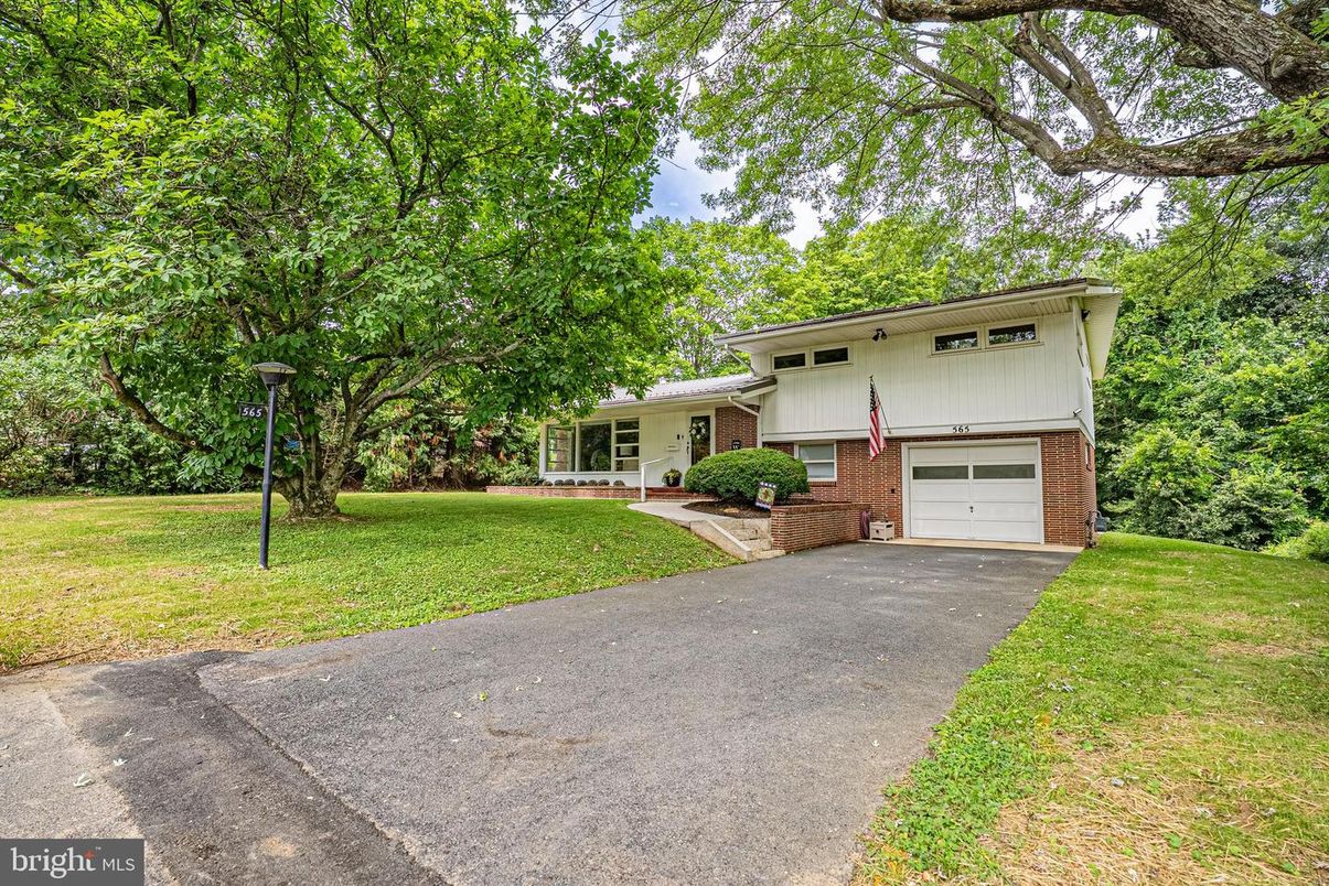 Attached, Backyard, Exterior, Facade, Brick Facade, Raised Ranch