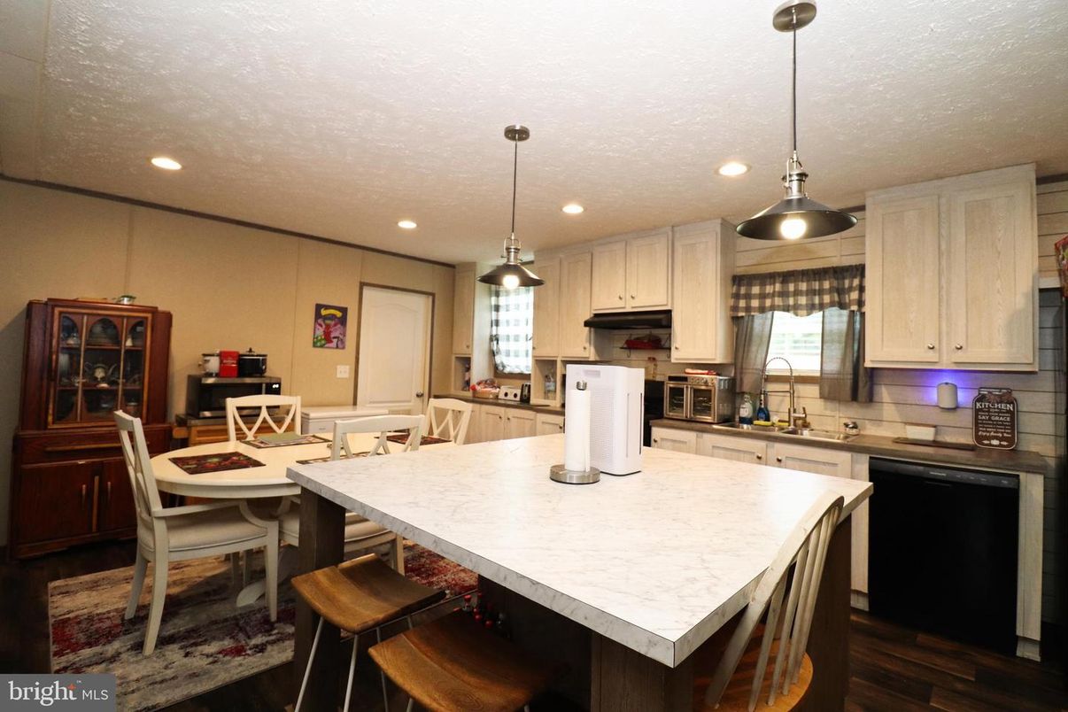 Dining room, Interior, Kitchen, Pendant Lights, Recessed Lighting, Wood Texture Flooring