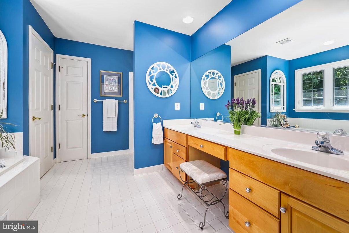 Bathroom, Dual Sink Vanities, Interior, Recessed Lighting