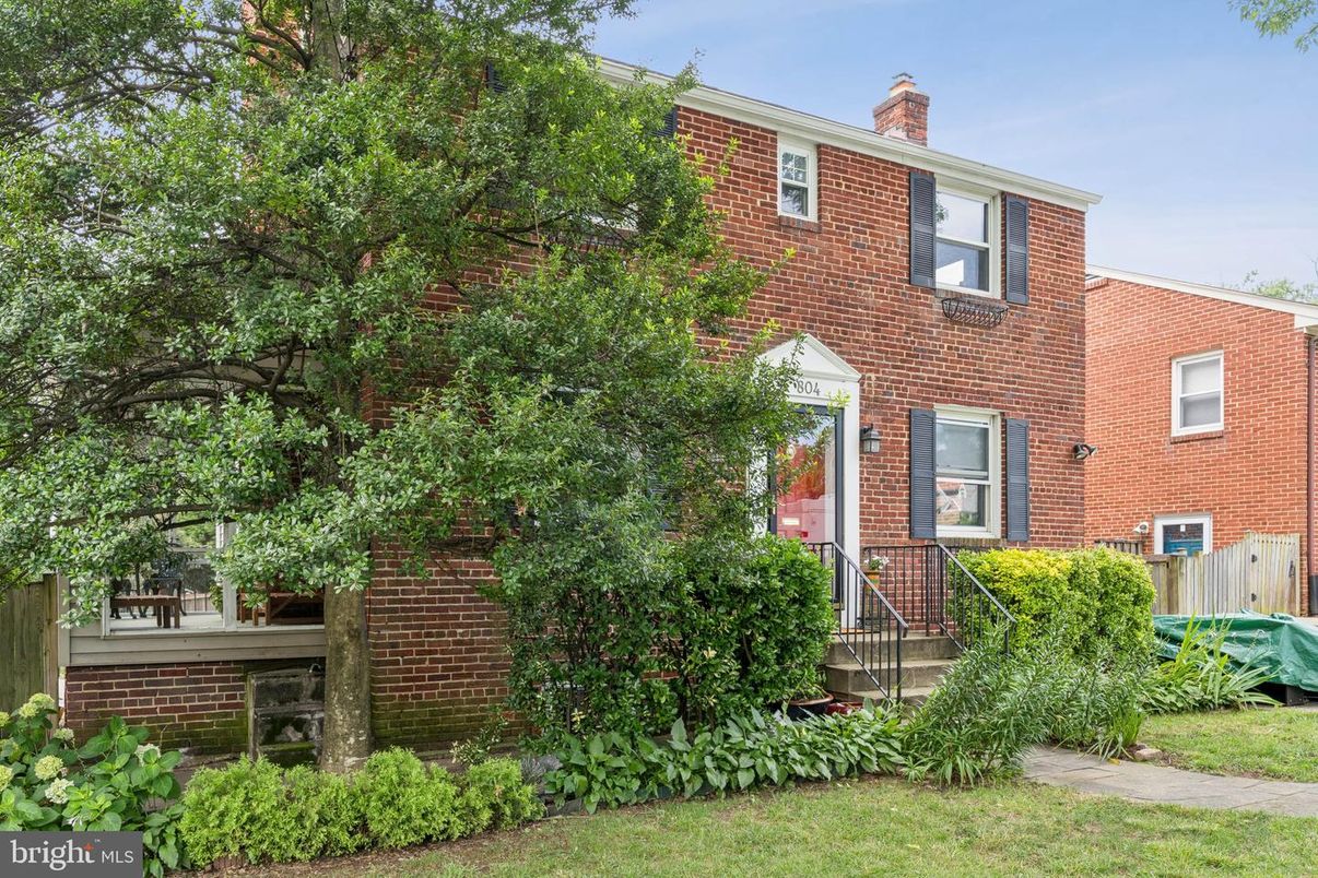 Exterior, Facade, Brick Facade, Rowhouse