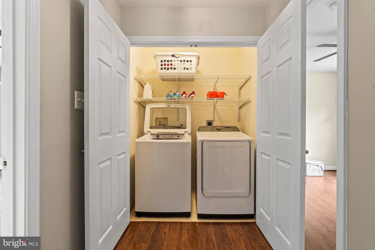Interior, Utility Closets, Washer, Wood Texture Flooring