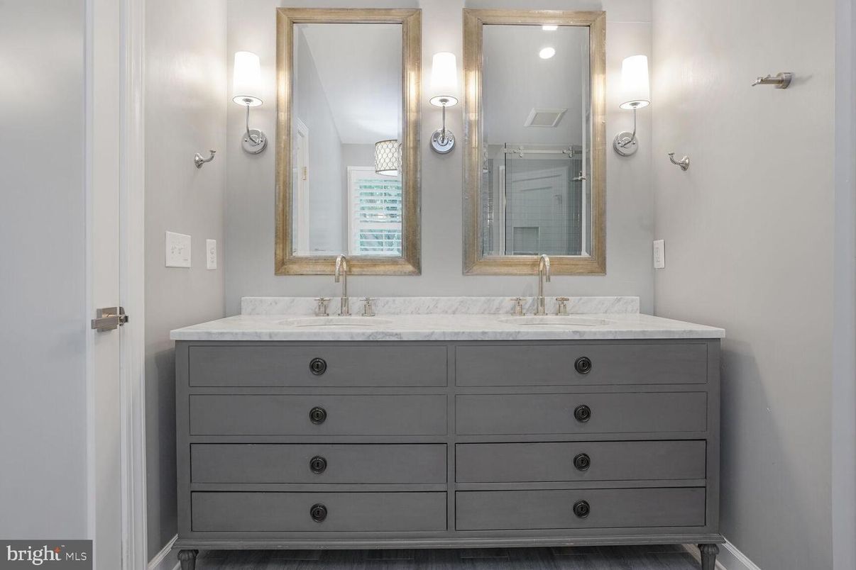 Bathroom, Dual Sink Vanities, Interior