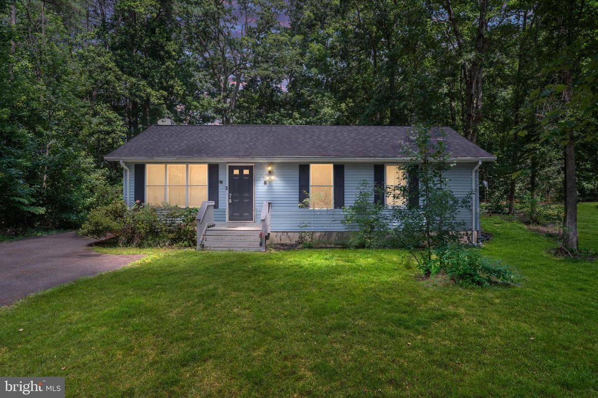 Backyard, Exterior, Facade, Ranch