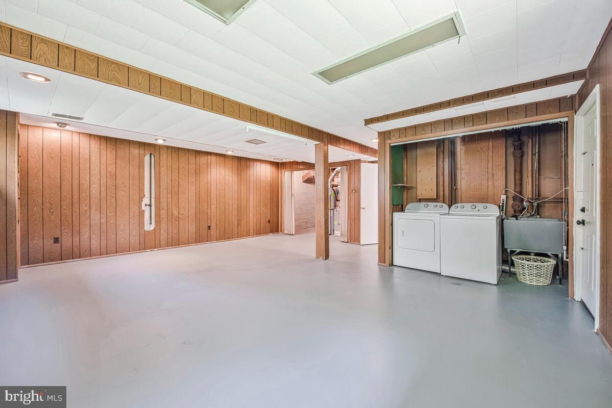 Interior, Recessed Lighting, Washer, Wooden Walls
