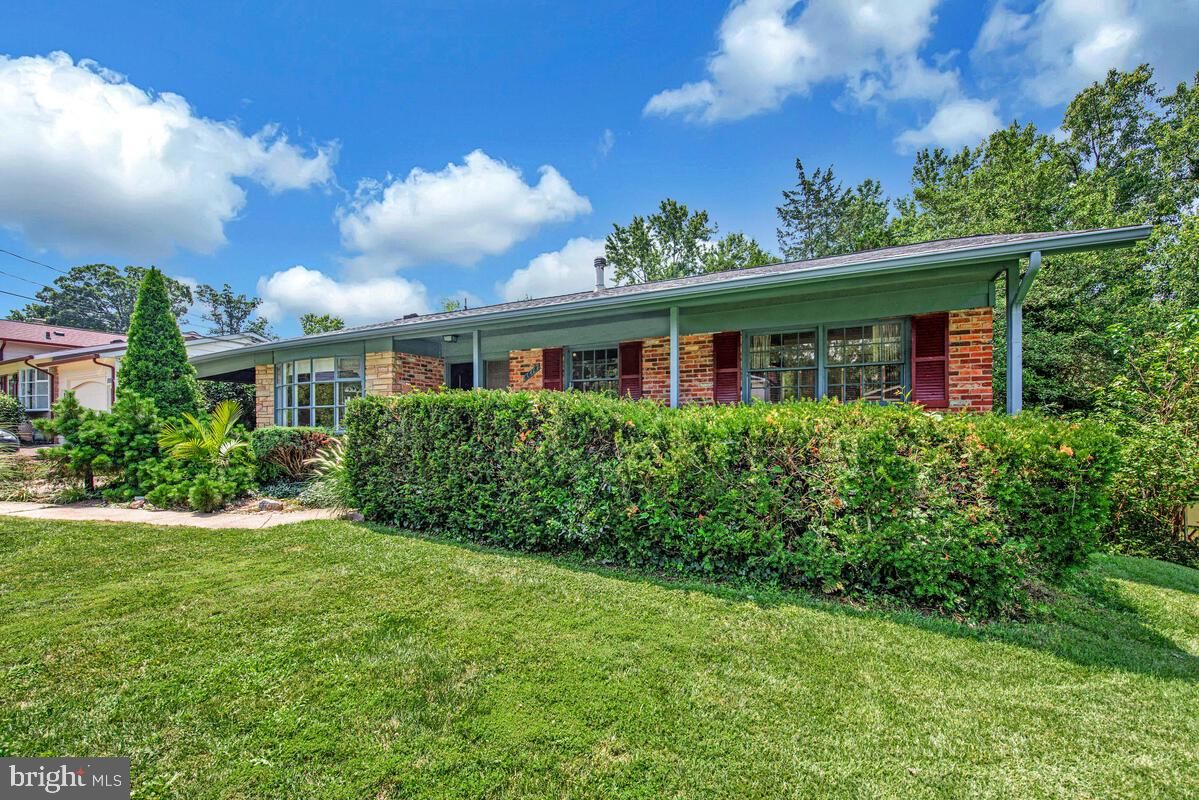 Exterior, Facade, Brick Facade, Ranch