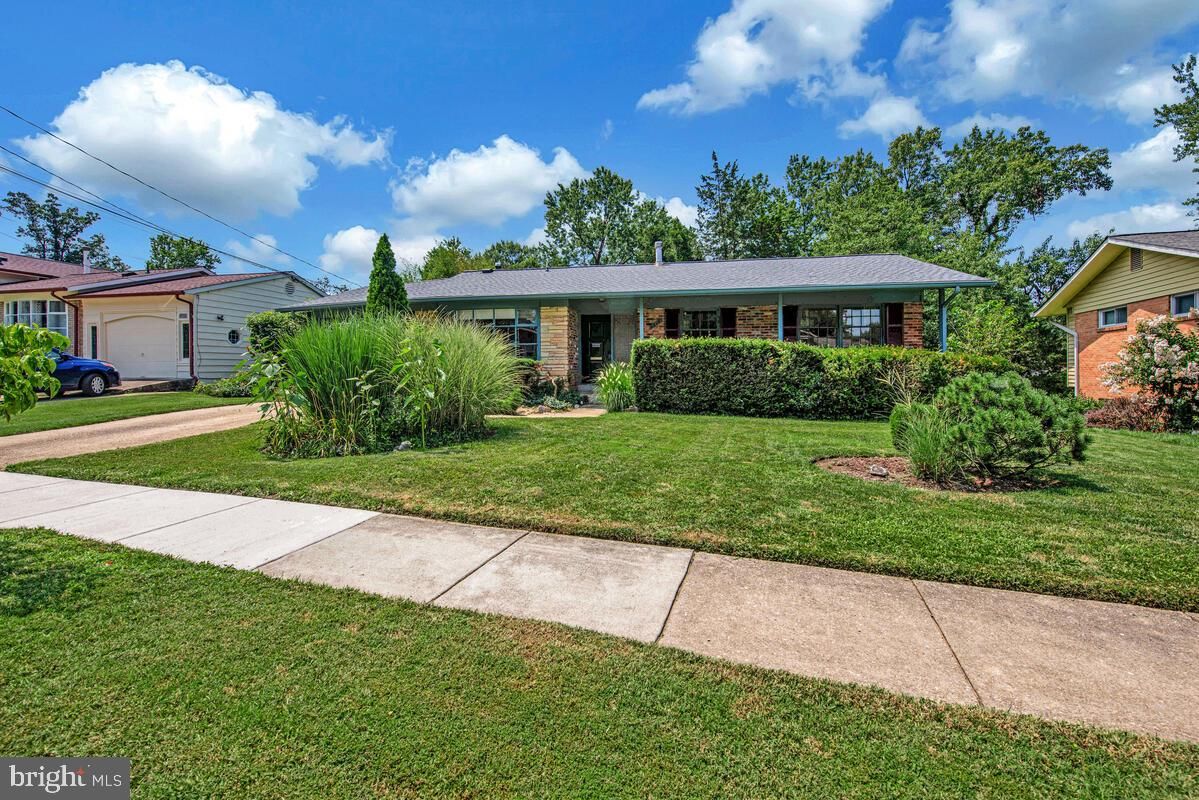 Exterior, Facade, Brick Facade, Ranch
