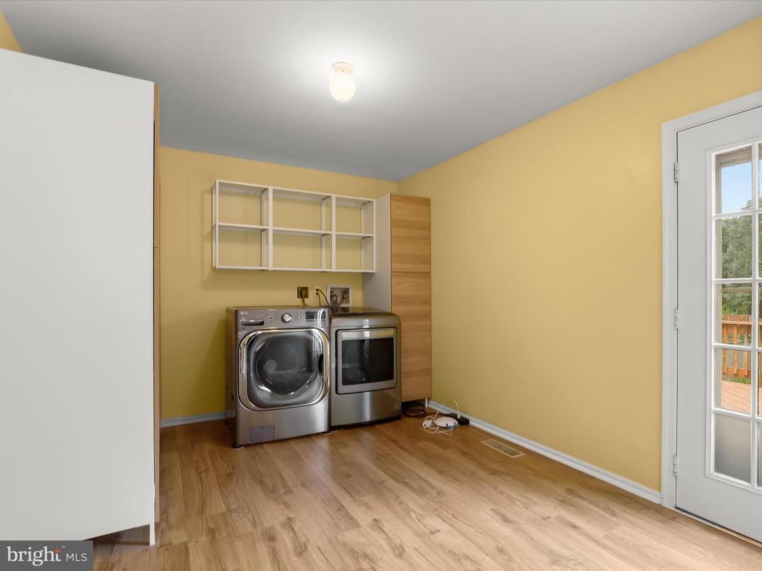 Interior, Washer, Wood Texture Flooring