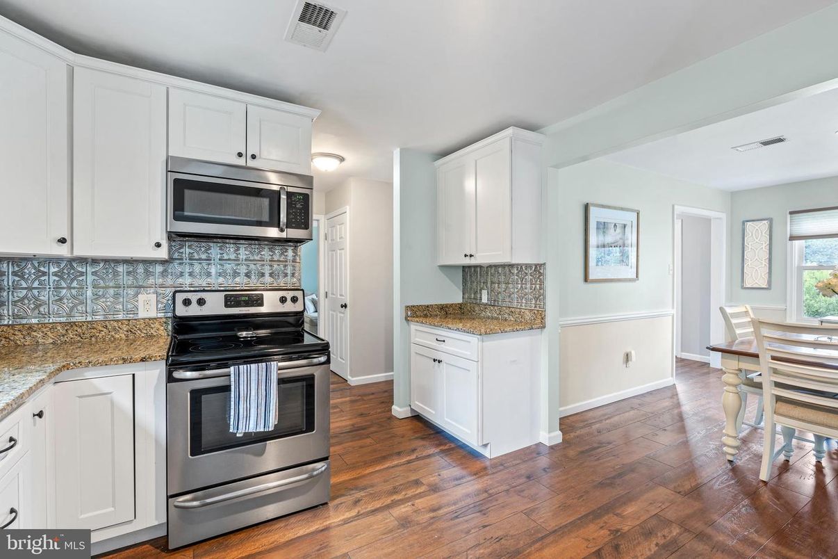Dining room, Interior, Kitchen, Stainless Steel Appliances, Wood Texture Flooring