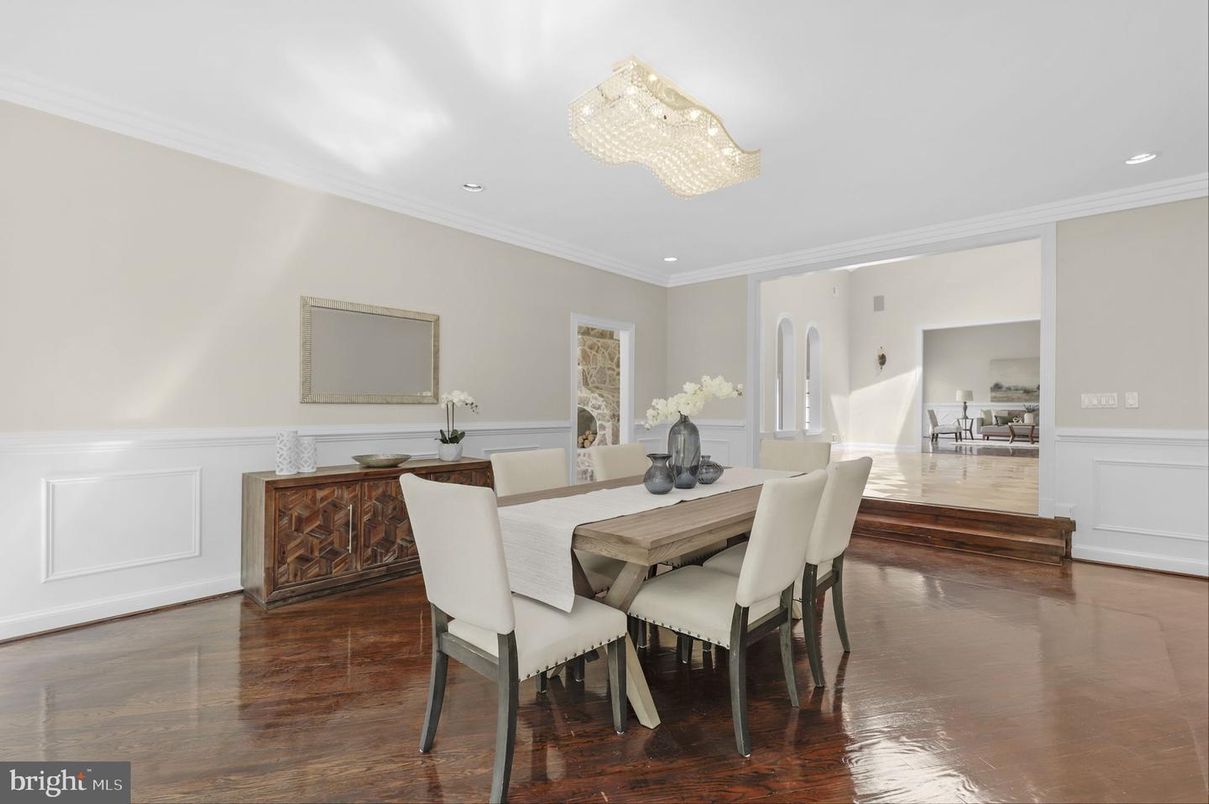 Chandelier, Dining room, Interior, Recessed Lighting, Wood Texture Flooring