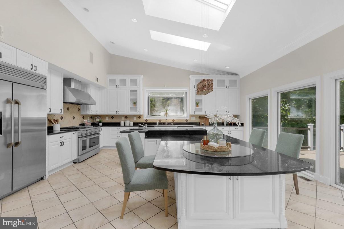 Dining room, Interior, Kitchen, Recessed Lighting, Stainless Steel Appliances