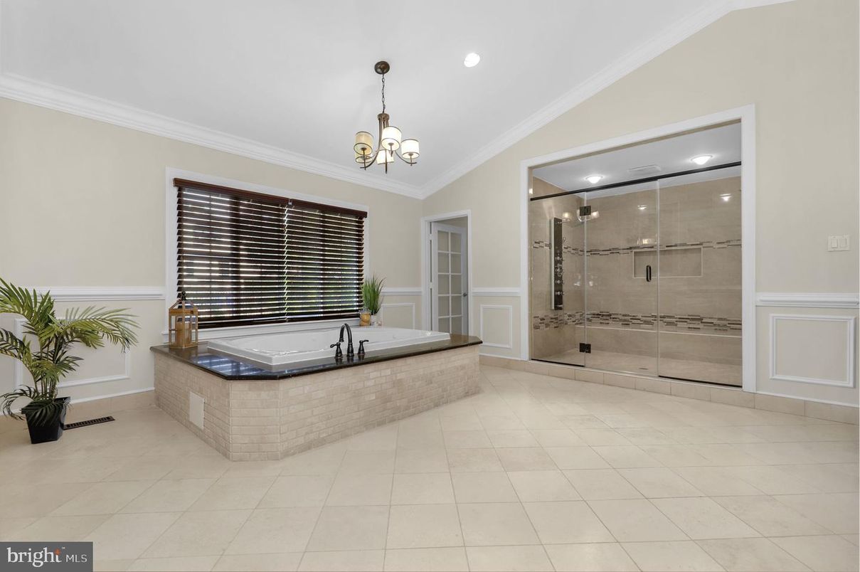 Bathroom, Glass Shower, Interior, Pendant Lights, Recessed Lighting