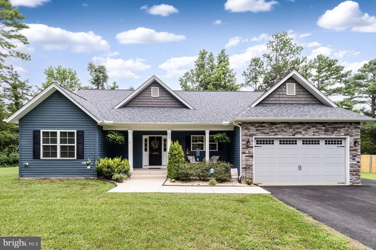 Attached, Exterior, Facade, Ranch