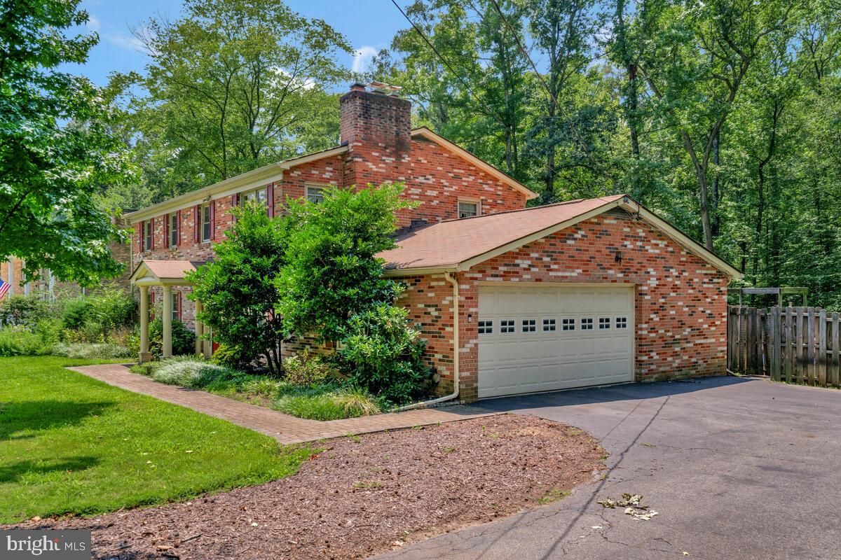 Attached, Exterior, Facade, Brick Facade, Georgian