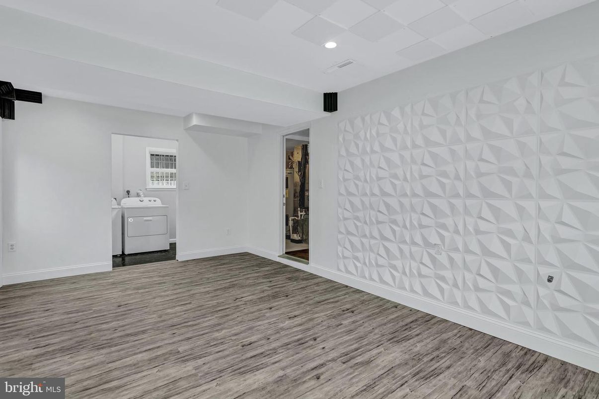 Empty room, Interior, Recessed Lighting, Washer, Wood Texture Flooring