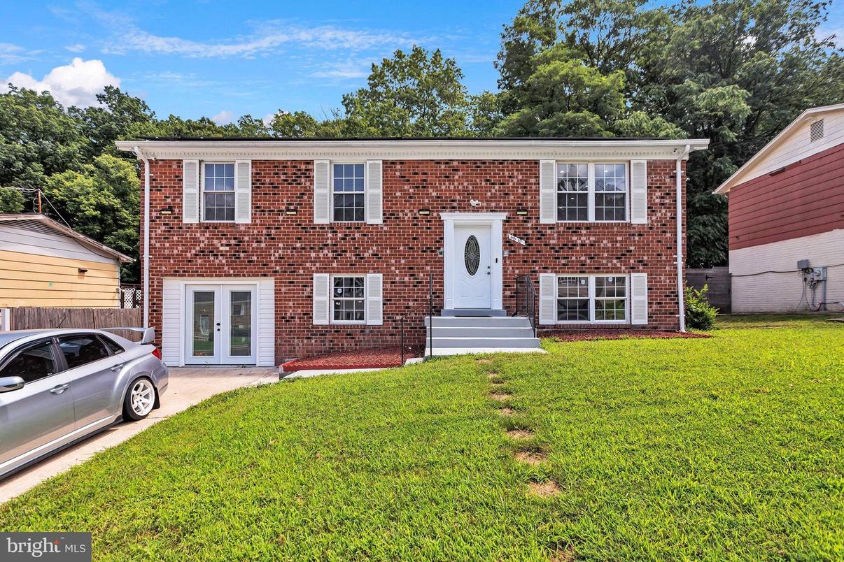 Exterior, Facade, Brick Facade, Georgian