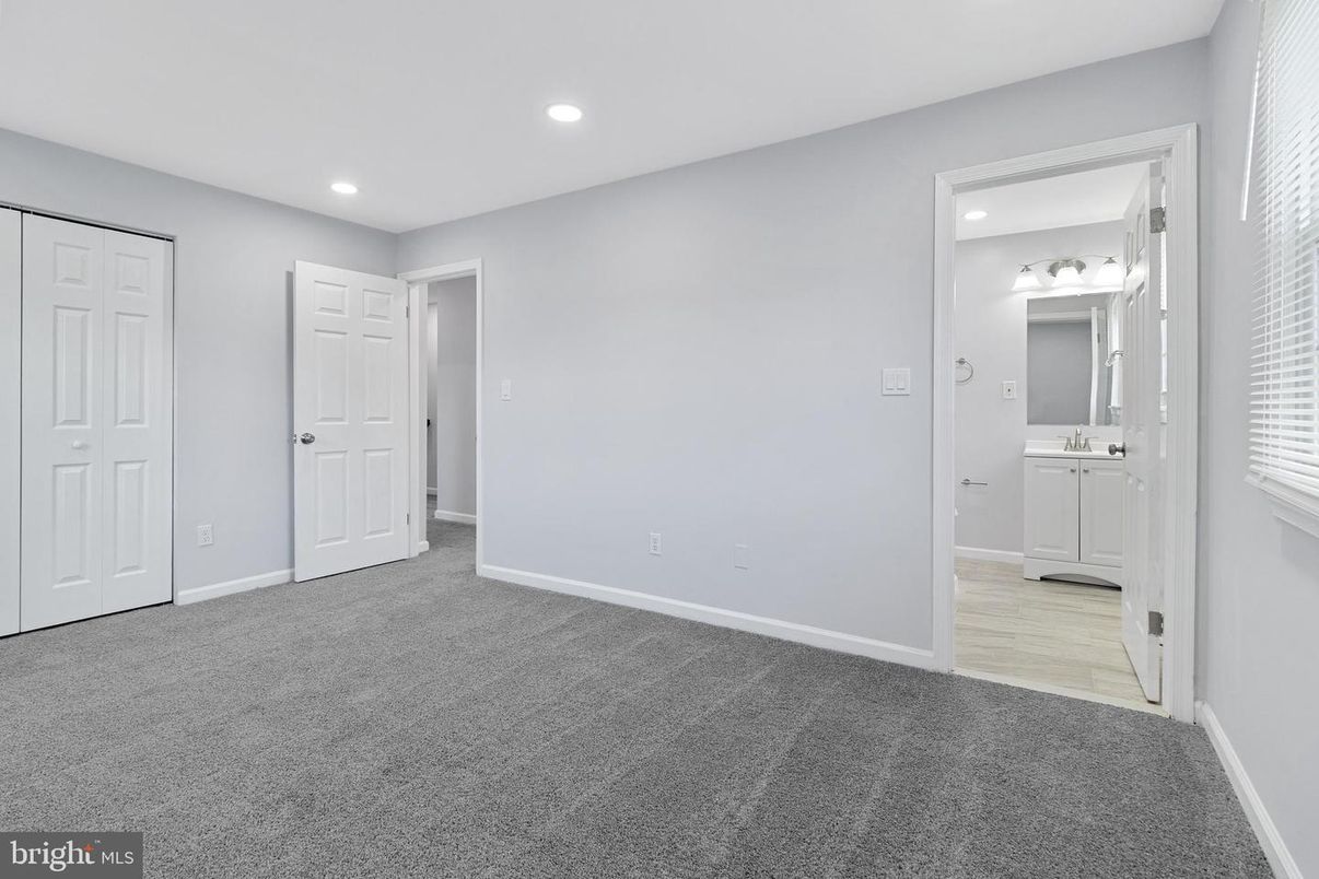 Bathroom, Empty room, Interior, Recessed Lighting