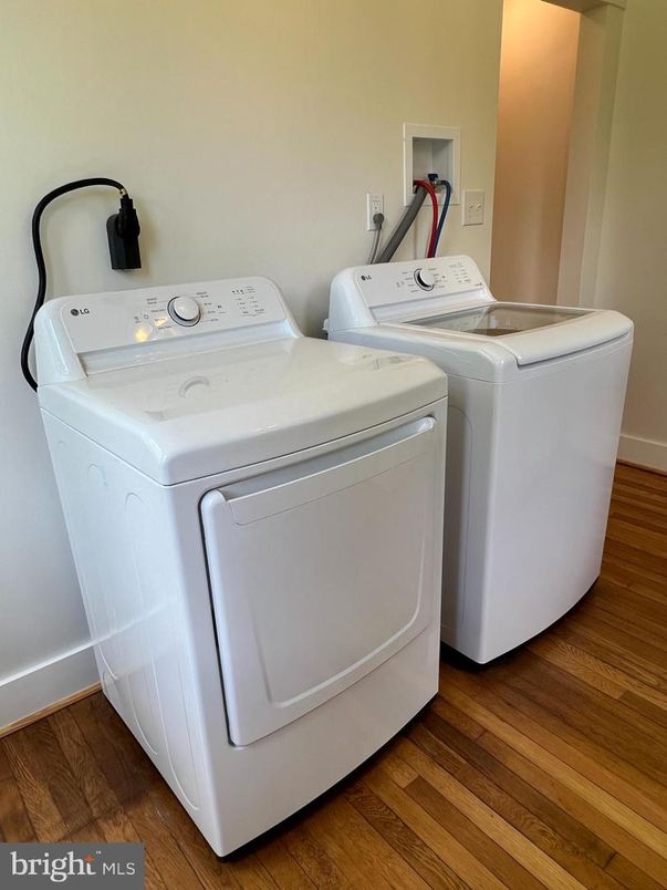 Interior, Washer, Wood Texture Flooring