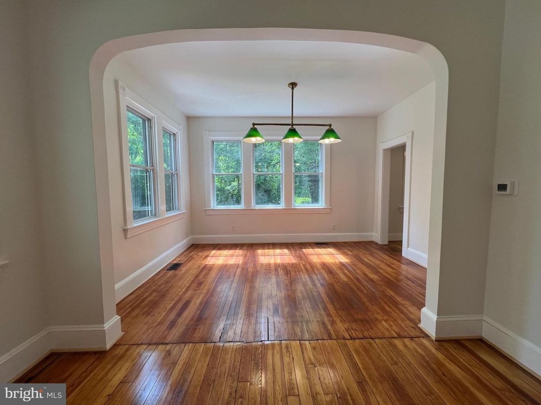 Empty room, Interior, Pendant Lights, Wood Texture Flooring