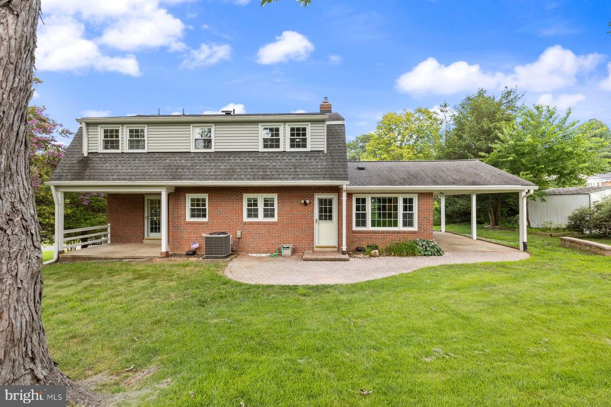 Attached, Exterior, Facade, Brick Facade, Split Level
