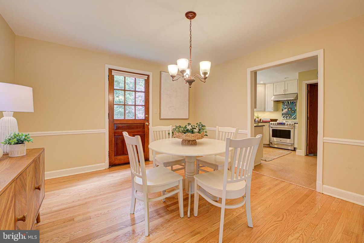 Chandelier, Dining room, Interior, Kitchen, Stainless Steel Appliances, Wood Texture Flooring