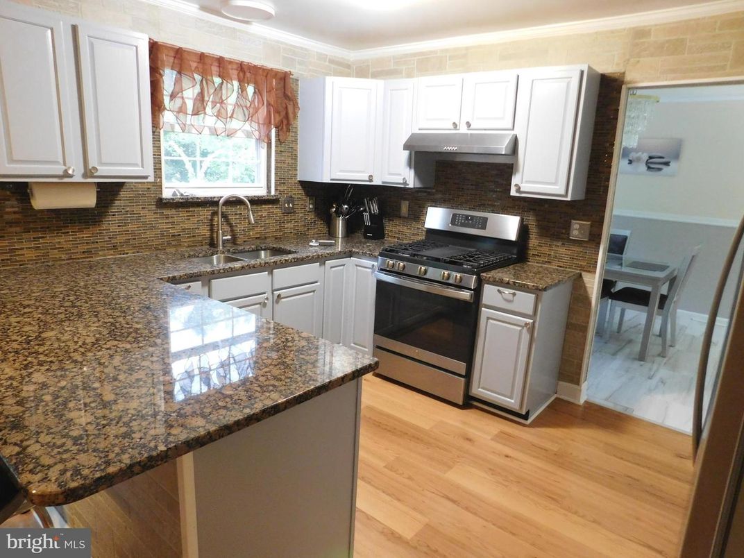 Dining room, Interior, Kitchen, Stainless Steel Appliances, Wood Texture Flooring