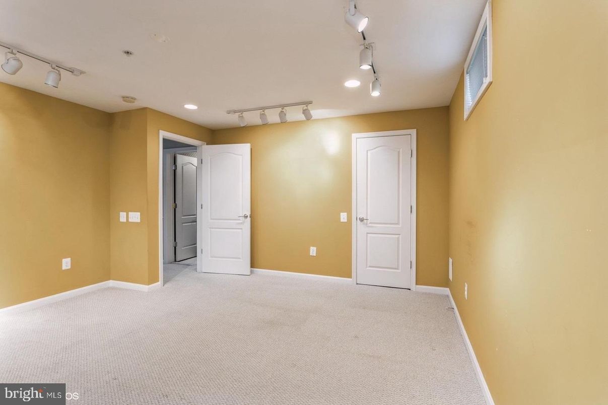 Empty room, Interior, Recessed Lighting, Washer