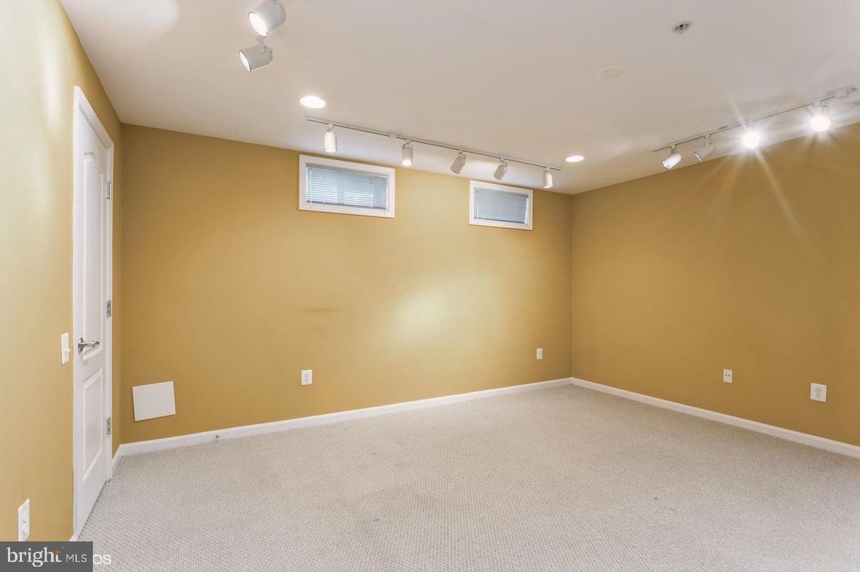 Empty room, Interior, Recessed Lighting