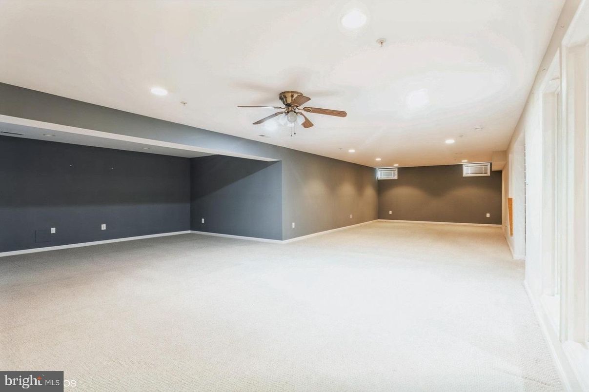 Empty room, Interior, Recessed Lighting