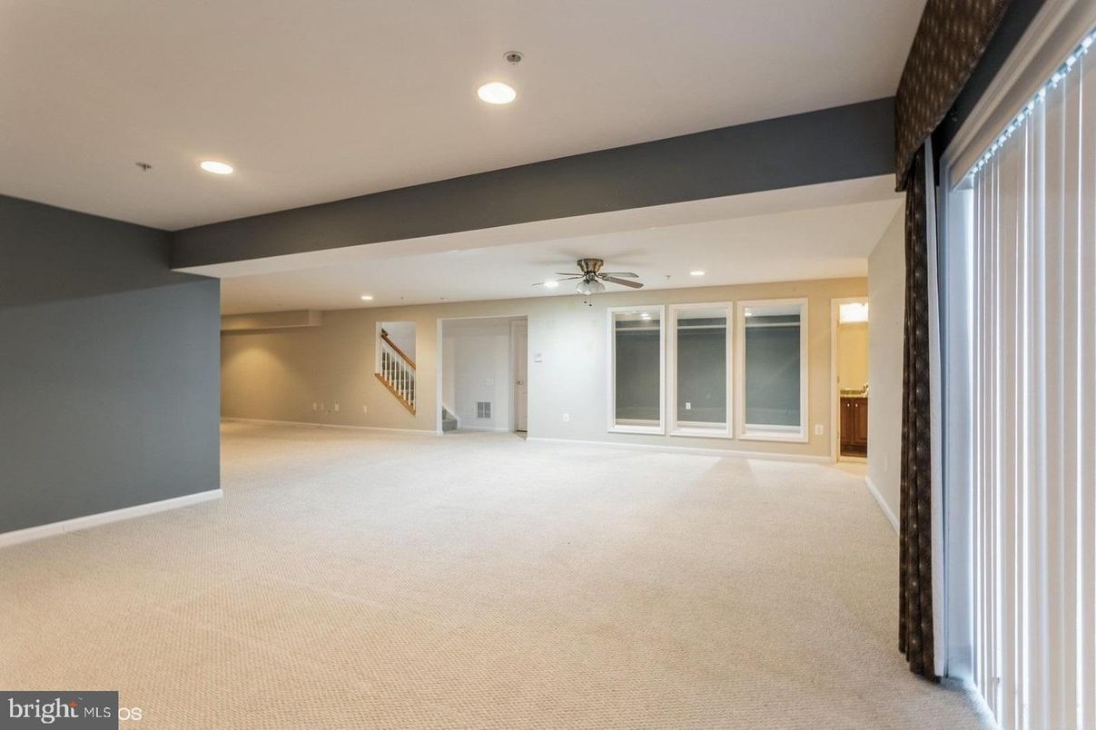 Empty room, Interior, Recessed Lighting