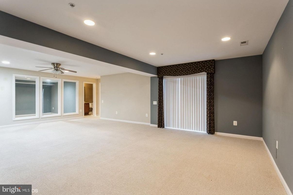 Empty room, Interior, Recessed Lighting