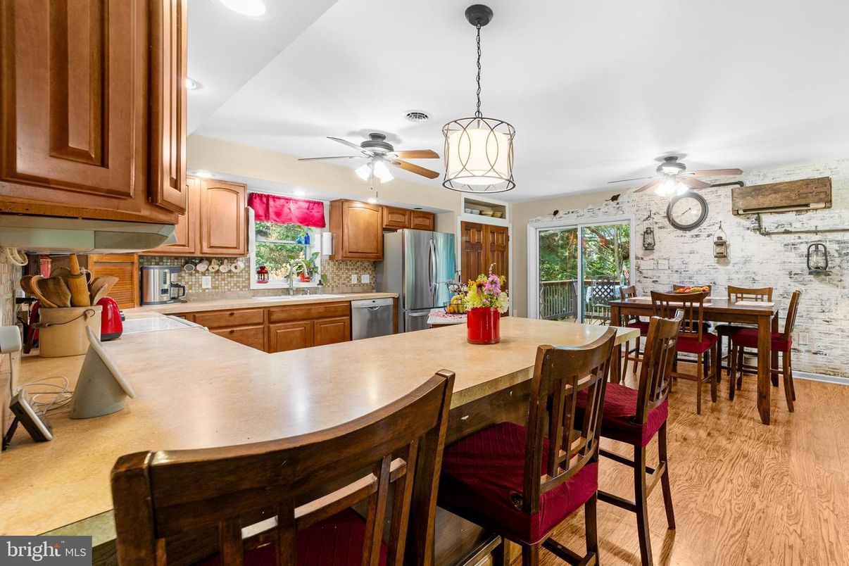 Dining room, Interior, Kitchen, Pendant Lights, Recessed Lighting, Stone Walls, Wood Texture Flooring