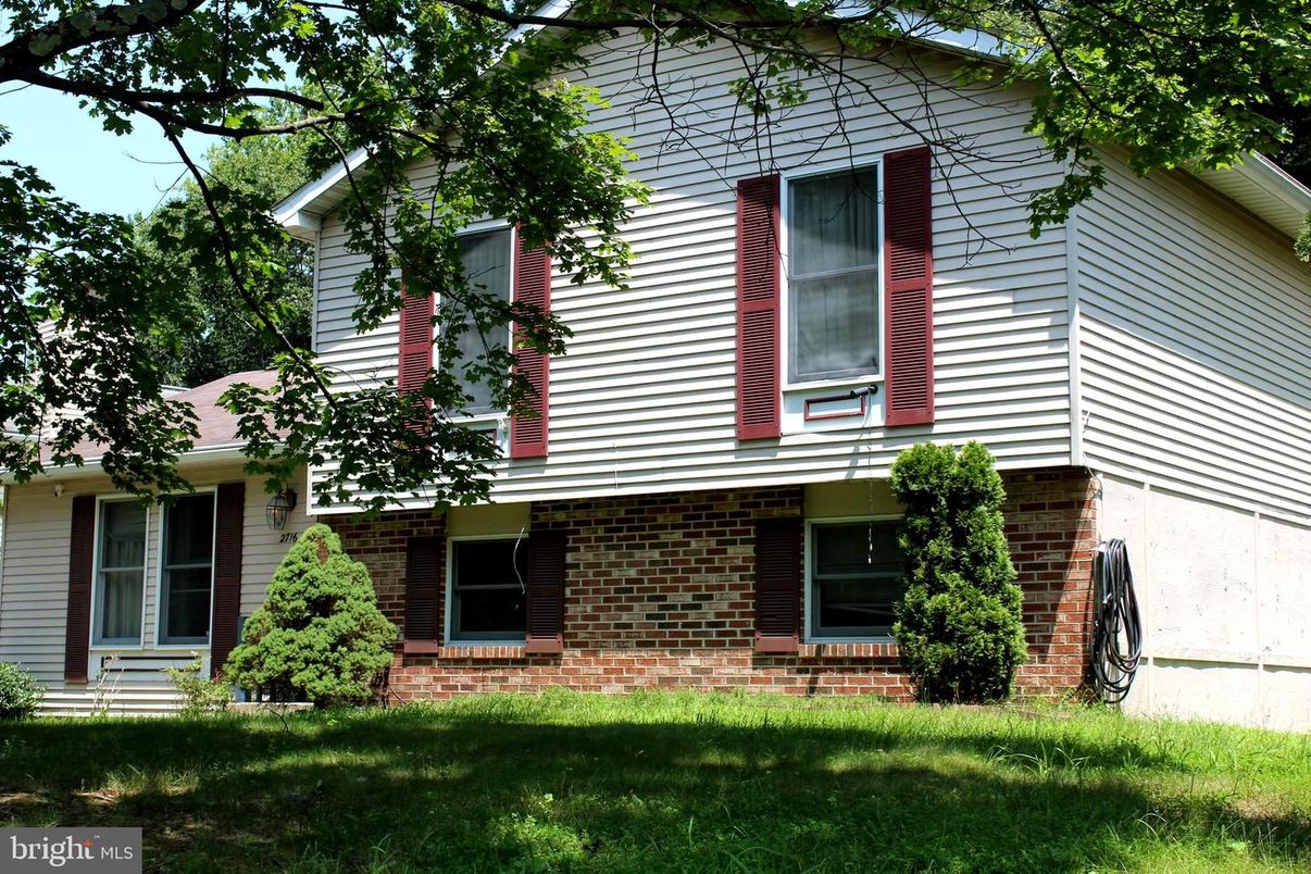 Exterior, Facade, Brick Facade, American Foursquare