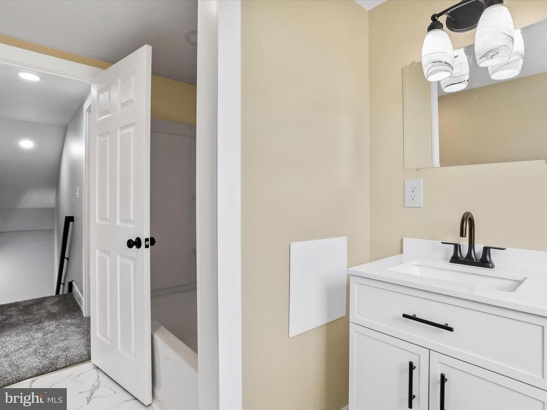 Bathroom, Interior, Marble, Recessed Lighting