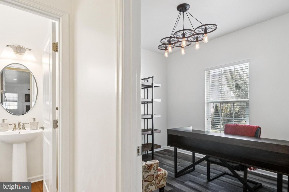 Bathroom, Home Office, Interior, Pendant Lights, Wood Texture Flooring
