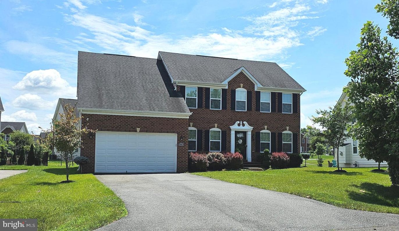 Attached, Exterior, Facade, Brick Facade, Georgian
