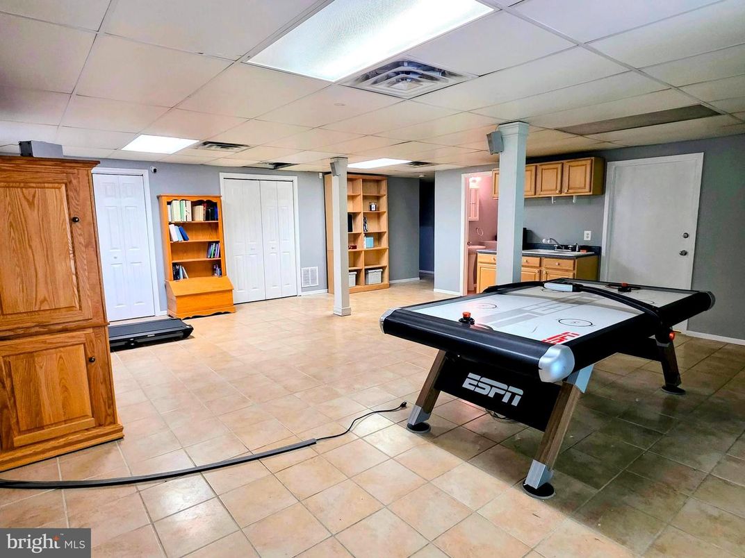 Game Room, Interior