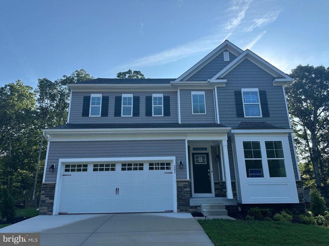Attached, Exterior, Facade, American Craftsman