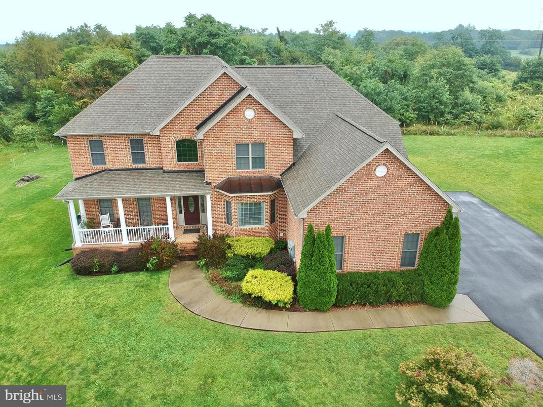 Backyard, Exterior, Facade, Brick Facade, Brick Traditional