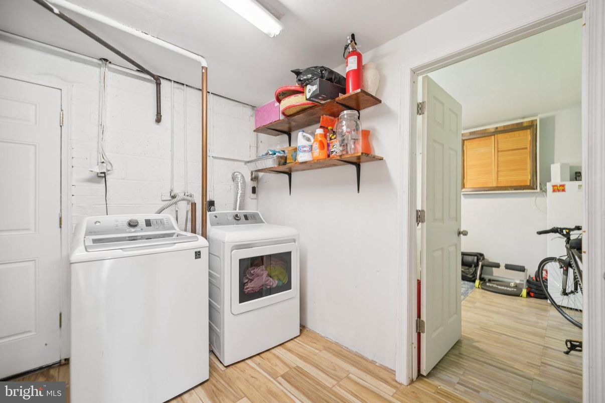 Interior, Washer, Wood Texture Flooring