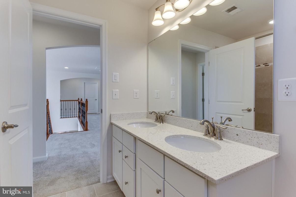 Bathroom, Dual Sink Vanities, Interior, Recessed Lighting