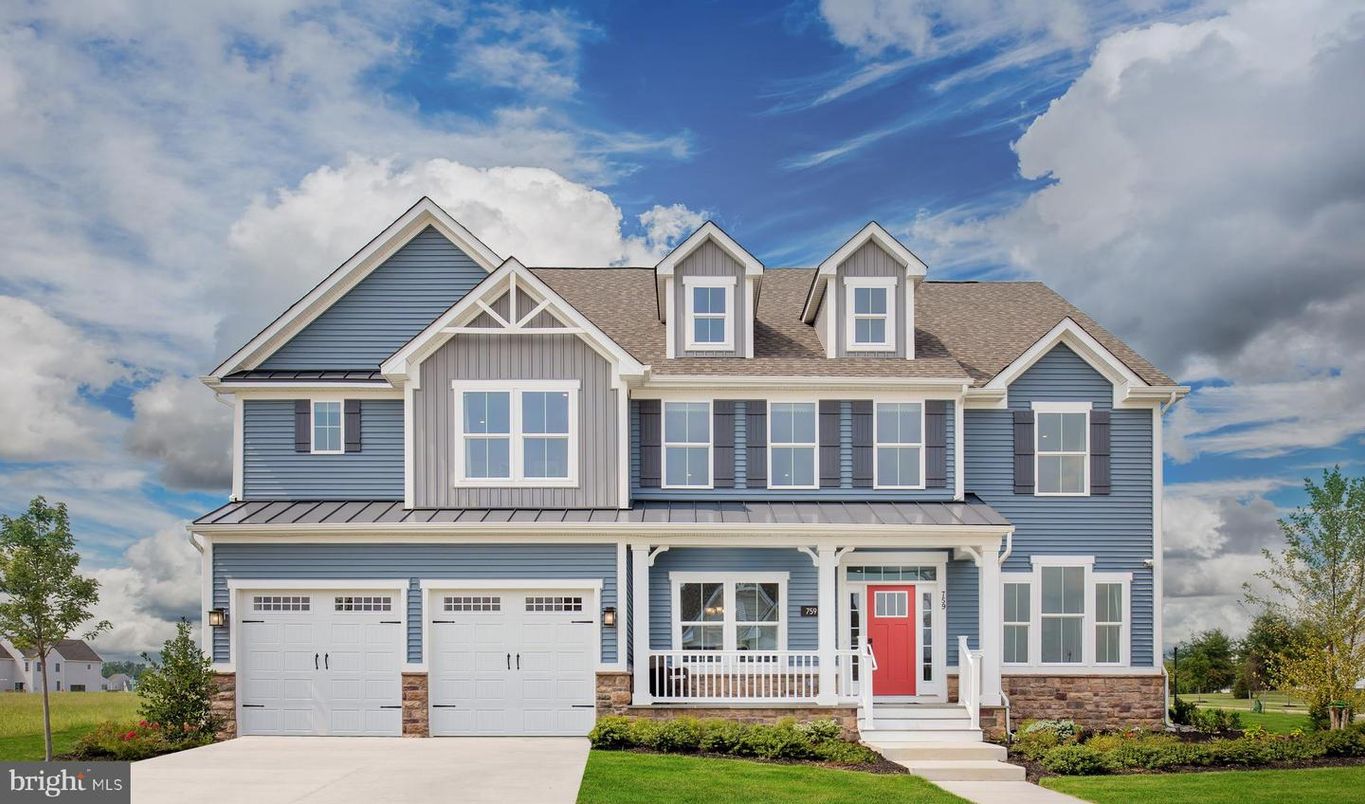 Attached, Exterior, Facade, Farmhouse