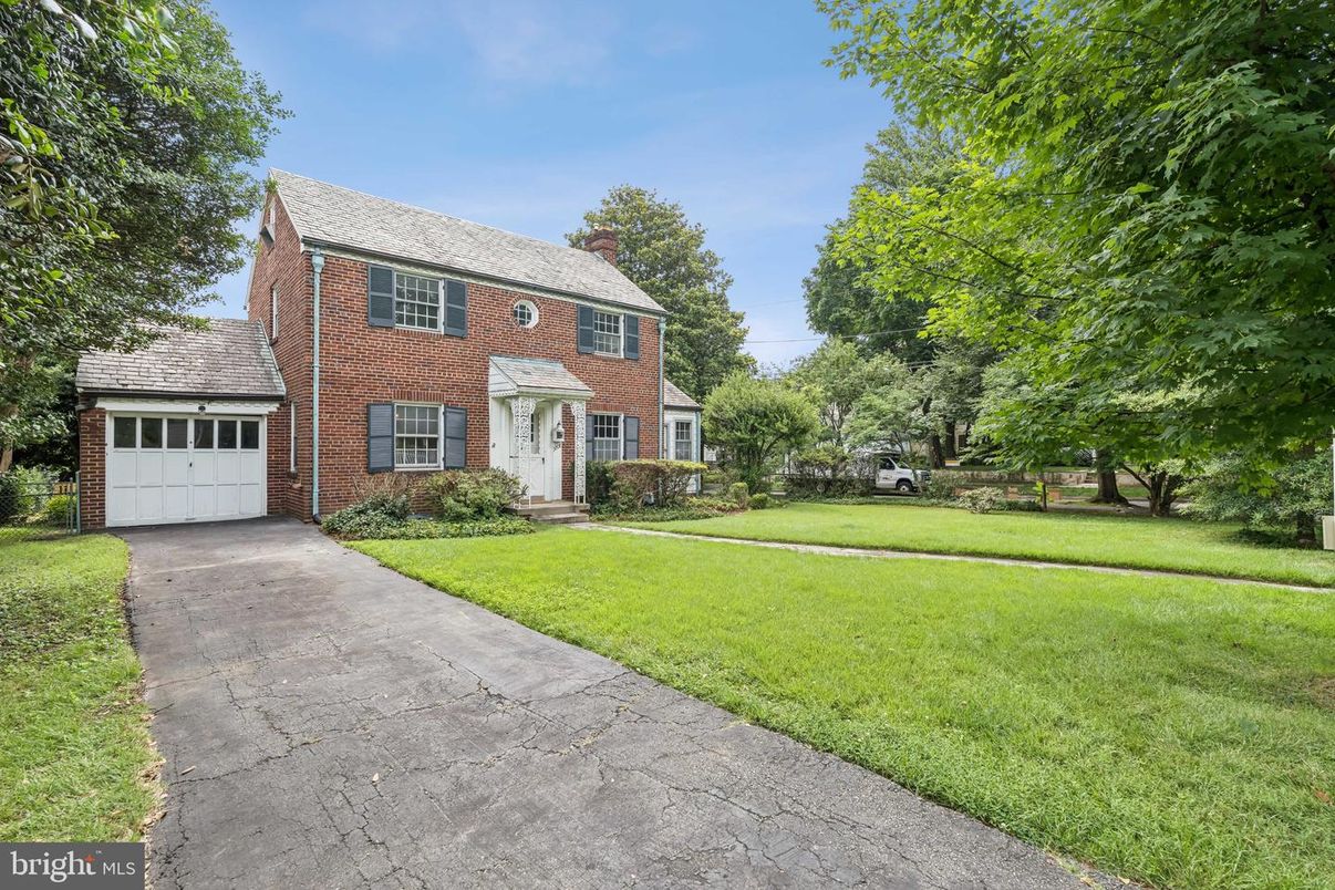 Attached, Backyard, Exterior, Facade, Brick Facade, Georgian