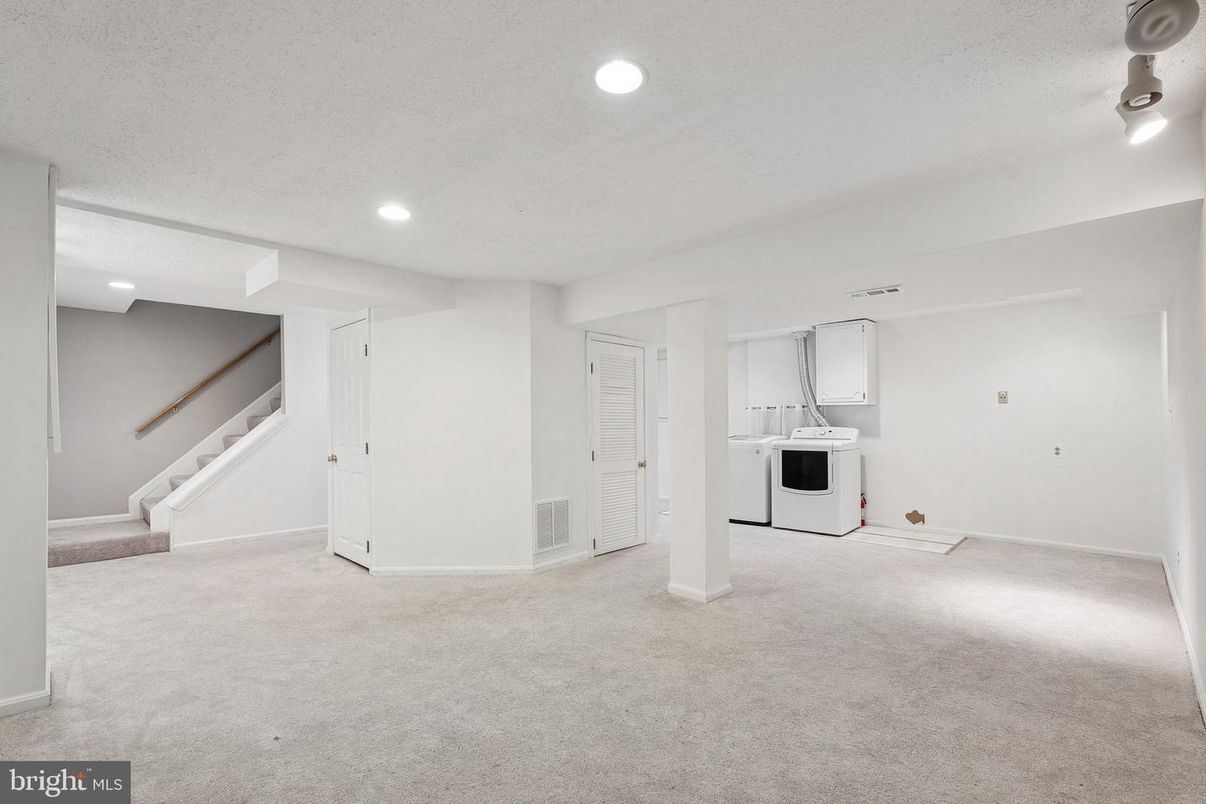 Empty room, Interior, Recessed Lighting, Washer