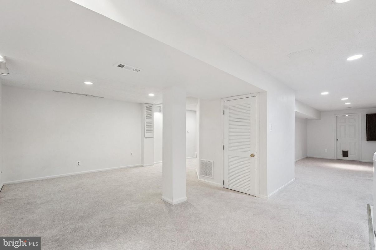 Empty room, Interior, Recessed Lighting