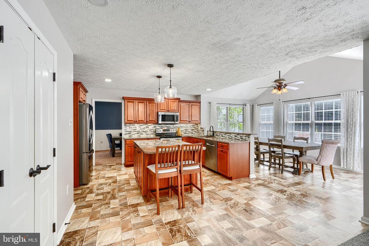 Dining room, Interior, Kitchen, Pendant Lights, Recessed Lighting, Stainless Steel Appliances