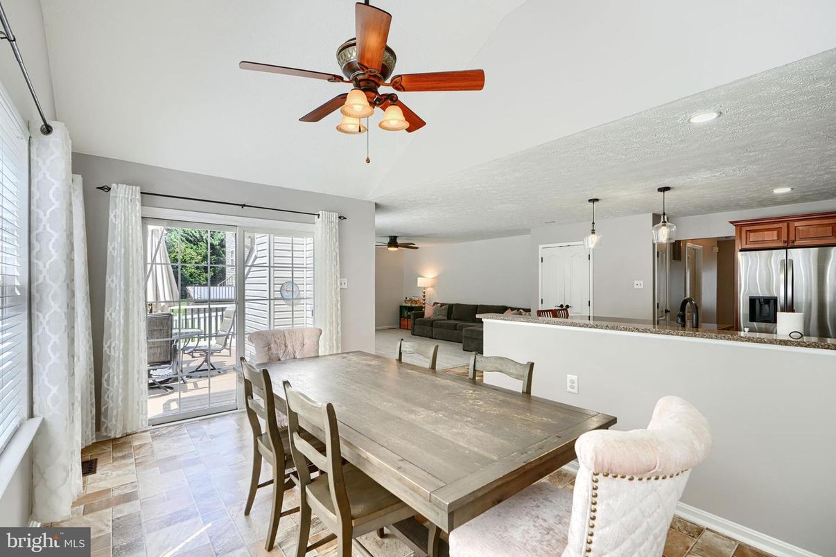 Dining room, Interior, Kitchen, Pendant Lights, Recessed Lighting, Stainless Steel Appliances